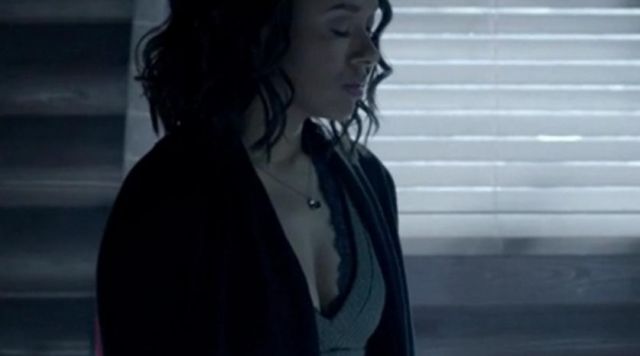 the bra of Bonnie Bennett (Kat Graham) in The Vampire Diaries