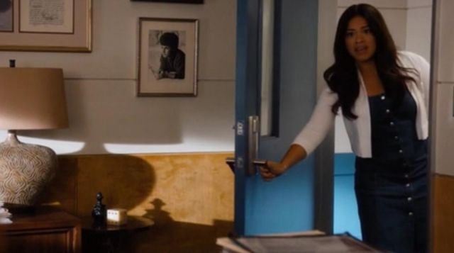 The denim dress with the buttons of Jane Villanueva (Gina Rodriguez) in Jane the virgin (S03E03)