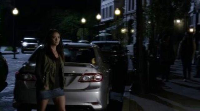The skirt of Emily Fields (Shay Mitchell) in Pretty Little Liars S3E22