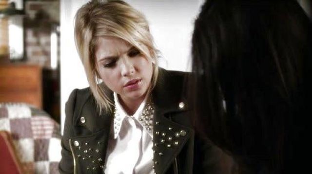 La veste Zara d'Hanna Marin (Ashley Benson) dans Pretty Little Liars S3E21