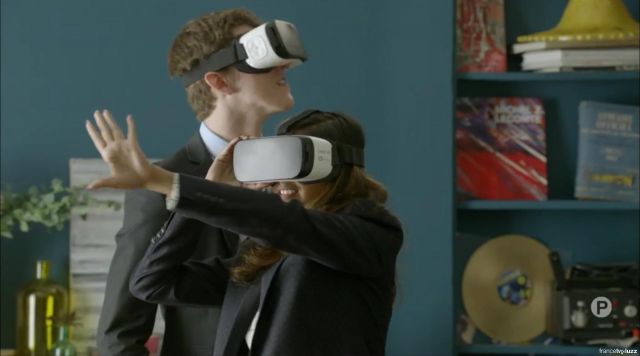 Le casque de réalité augmentée Gear VR Samsung d'Eliott et de Ravija dans Fais pas ci Fais pas ça