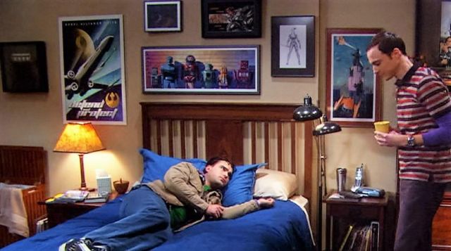 L'affiche "Caught Again" chez Leonard Hofstadter (Johnny Galecki) dans The Big Bang Theory