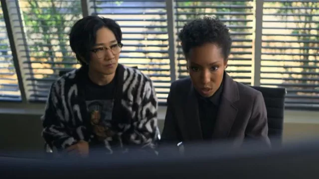 Obey Pally Cardigan usado por Daniel Kim (Tim Jo) como se ve en Duda Razonable (S02E02)