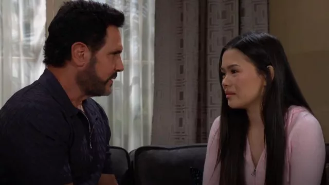 Suéter con capucha y cremallera Forever 21 usado por Luna (Lisa Yamada) como se ve en The Bold and the Beautiful el 15 de agosto de 2024