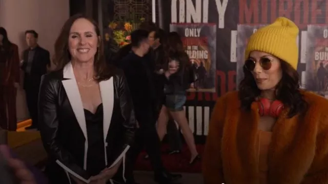 Blazer Alice + Olivia Breann porté par Bev Melon (Molly Shannon) comme on le voit dans Only Murders in the Building (S04E01)