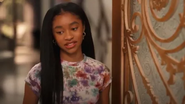 Haut en dentelle à col montant à manches courtes Pilcro porté par Ashley Banks (Akira Akbar) comme on le voit dans Bel-Air (S03E05)