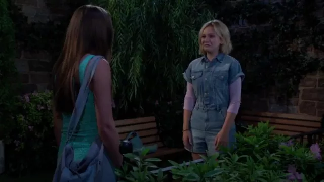 Barboteuse en jean Skylar Altar’d State portée par Lucy Romalotti (Lily Brooks O’Briant) comme on le voit dans Les Feux de l’Amour le 23 août 2024