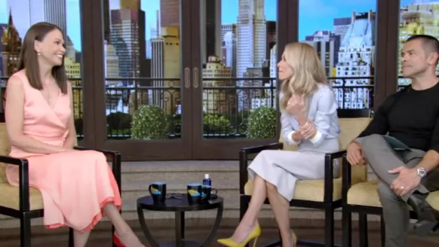 Camisa de Celine Romy en seda a rayas usada por Kelly Ripa como se vio en LIVE with Kelly and Mark el 19 de agosto de 2024