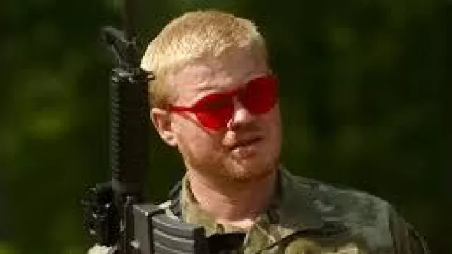 The Looks of the movie Civil War Red Sunglasses by Jesse Plemons Spotern