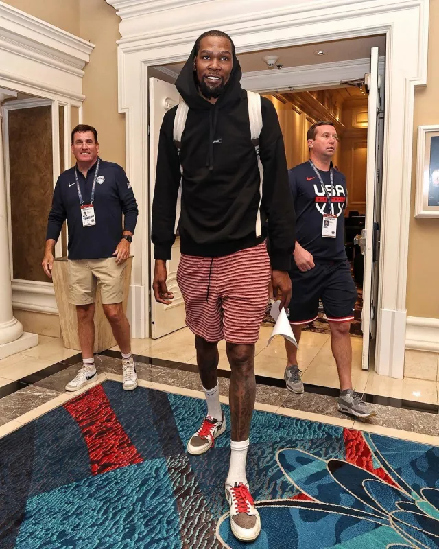 Jordan 1 Retro Low x Travis Scott Reverse Mocha worn by Kevin Durant on the Instagram account @nbafashionfits