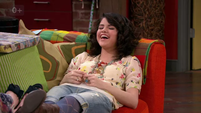 Blusa floral transparente de Alex Russo (Selena Gomez) en Wizards of Waverly Place (T03E22)