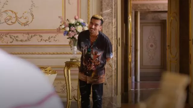 Endless Joy Witches Sabbath Vacation Shirt porté par Dionysos (Nabhaan Rizwan) comme on le voit dans KAOS (S01E01)
