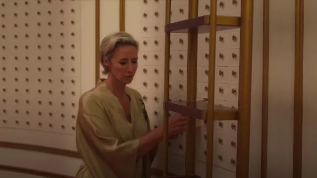 Carine Gilson Kimono long en soie dorée et noire dentelle de Venise Caudry porté par Hera (Janet McTeer) comme on le voit dans KAOS (S01E01)