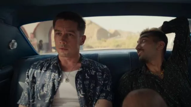Bois Chemise boutonnée en sergé drapé Brandon Jc portée par Orpheus (Killian Scott) comme on le voit dans KAOS (S01E02)