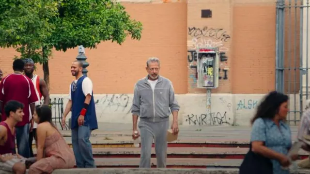 Survêtement Céline Triomphe Veste en jersey de velours portée par Zeus (Jeff Goldblum) comme on le voit dans KAOS (S01E02)