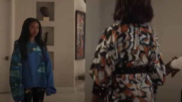 Sweat à capuche en coton mélangé imprimé ERL porté par Ashley Banks (Akira Akbar) comme on le voit dans Bel-Air (S03E08)