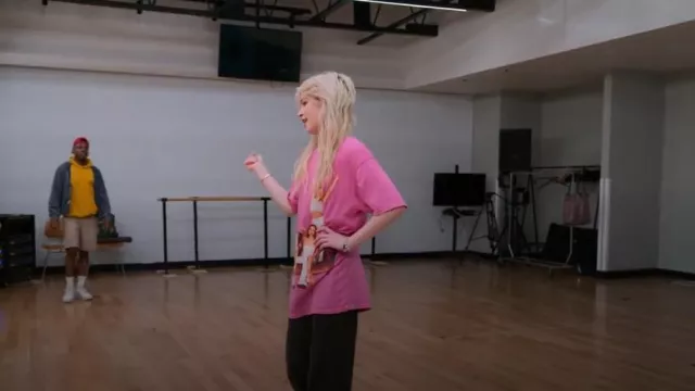 Ropa urbana La camiseta gráfica de las Spice Girls usada por Abby como se ve en Pop Star Academy: KATSEYE (S01E01)