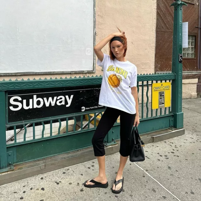 Les sandales Row Ginza en cuir et daim portées par Meredith Duxbury sur son post Instagram le 27 août 2024