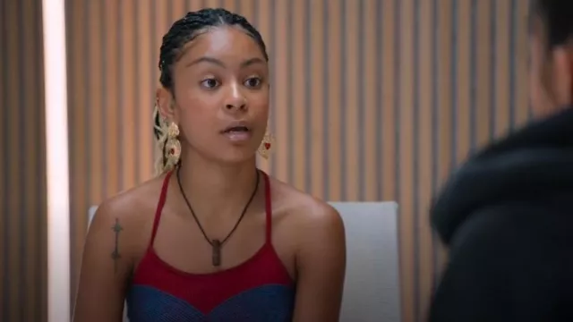 Boucles d’oreilles Lovisa Gold Stamped Gem Heart portées par Naisha comme on le voit dans Pop Star Academy : KATSEYE (S01E03)