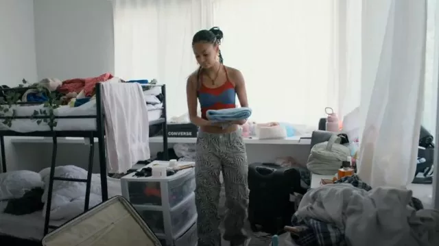 Los jeans de mármol Ragged Priest usados por Naisha como se ve en Pop Star Academy: KATSEYE (S01E03)