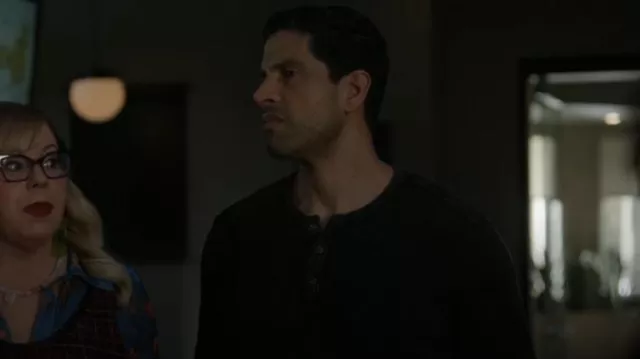 John Varvatos Memphis Waffle Henley porté par Luke Alvez (Adam Rodriguez) comme on le voit dans Esprits criminels (S17E10)