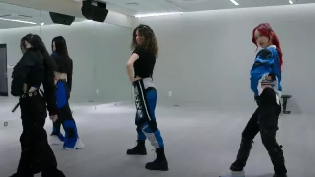 Pantalones cruzados Axo Motor usados por Brooklyn como se ve en Pop Star Academy: KATSEYE (S01E06)