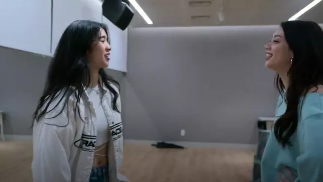 Blouson de course imprimé H&M porté par Sophia comme on le voit dans Pop Star Academy : KATSEYE (S01E06)