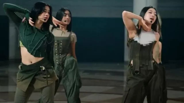 Dion Lee Mini jupe en jean portefeuille vert portée par Sophia comme on le voit dans Pop Star Academy : KATSEYE (S01E06)