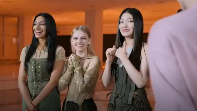 Corset utilitaire lacé Dion Lee porté par Lara tel qu’on le voit dans Pop Star Academy : KATSEYE (S01E06)