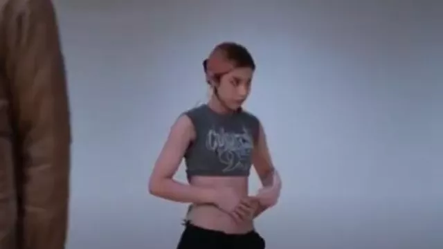 Crop top imprimé H&M porté par Celeste comme on le voit dans Pop Star Academy : KATSEYE (S01E07)