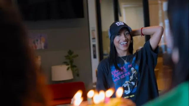 T-shirt Palm Angels Guns N Roses Maxfield Collab porté par Lara comme on le voit dans Pop Star Academy : KATSEYE (S01E08)