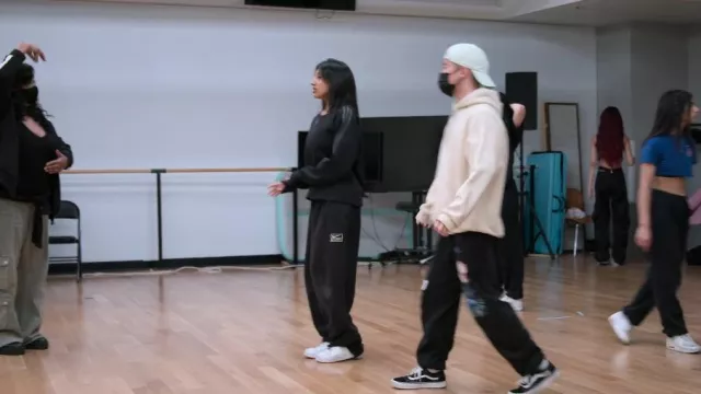 Pantalones de chándal Nike x Stussy usados por Lara como se ve en Pop Star Academy: KATSEYE (S01E08)