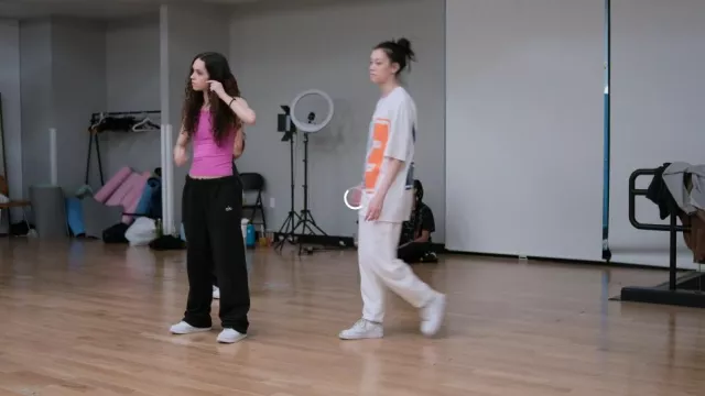 Pantalón de chándal Alo Yoga Accolade usado por Daniela como se ve en Pop Star Academy: KATSEYE (S01E08)