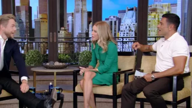 Robe à col rond boutonnée Dolce and Gabbana portée par Kelly Ripa comme on le voit dans LIVE with Kelly and Mark le 4 septembre 2024