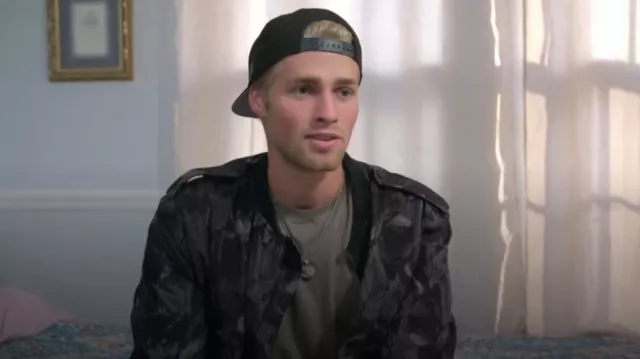J.Lindeberg Golf M Tech Bomber 2.5 Ply Veste Imperméable Noir Camo portée par Micah Plath comme on le voit dans Welcome to Plathville (S06E05)
