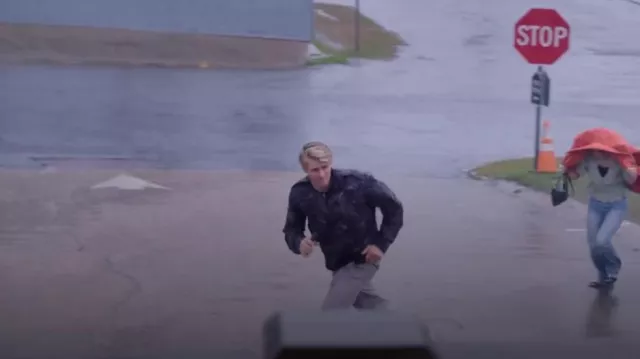 J.Lindeberg Golf M Tech Bomber 2.5 Ply Veste Imperméable Noir portée par Micah Plath comme on le voit dans Welcome to Plathville (S06E07)