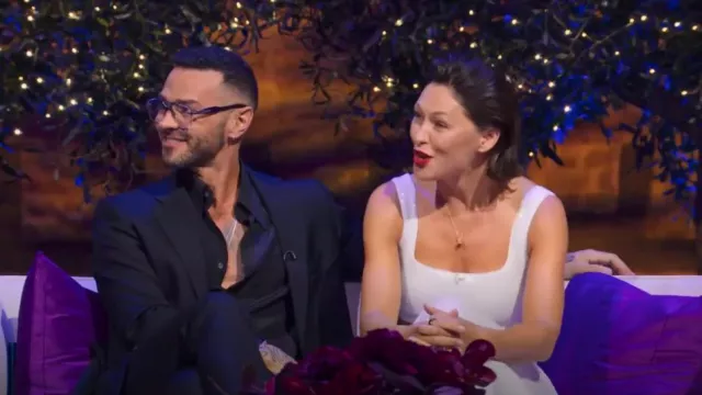 Crop top à paillettes Galvan Bridal Beating Heart porté par Emma Willis comme on le voit dans Love Is Blind : UK (S01E12)