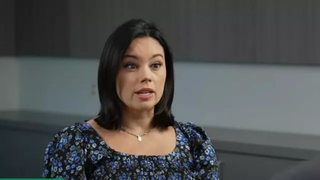 GAP Mini-robe florale à smocks à manches bouffantes portée par Jo Ling Kent comme on le voit dans CBS Mornings le 5 septembre 2024