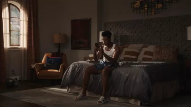 Burberry Stingray Rubber Charms Pool Slides portés par Will Smith (Jabari Banks) comme on le voit dans Bel-Air (S03E09)