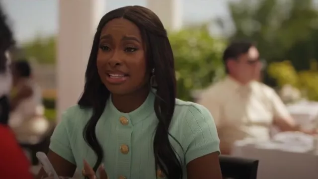 Cardigan en maille côtelée pointelle boutonnée à manches courtes Balmain porté par Hilary Banks (Coco Jones) comme on le voit dans Bel-Air (S03E09)