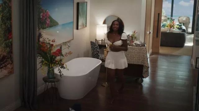 Top de bikini Montce Cream Black Binded Terry Rib Tori Ties Bandeau usado por Hilary Banks (Coco Jones) como se ve en Bel-Air (S03E10)