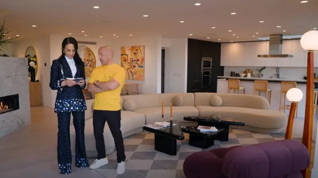 Pull à col rond en laine superfine jaune Prada porté par Jason Oppenheim comme on le voit dans Selling Sunset (S08E04)