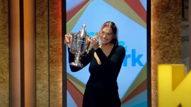 Robe midi à manches longues Khaite Alessandra portée par Aryna Sabalenka comme on le voit dans LIVE with Kelly and Mark le 10 septembre 2024