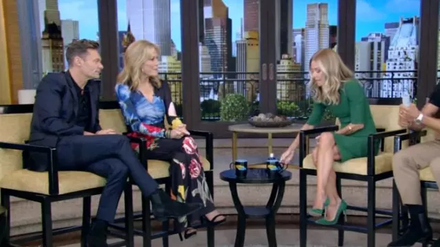 Alice + Olivia Melina Combinaison à jambes larges en faux cache-cœur portée par Vanna White comme on le voit en LIVE avec Kelly et Mark le 9 septembre 2024
