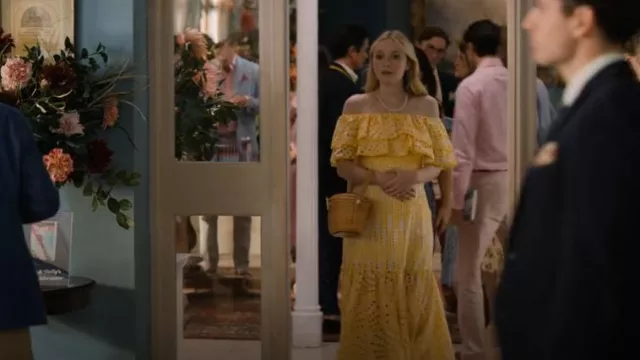 Charo Ruiz Ibiza Isabella Vestido bordado con hombros descubiertos usado por Abby Winbury (Dakota Fanning) como se ve en La pareja perfecta (S01E05)
