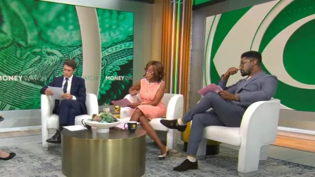 Collection Eva Mendes à New York & Company Robe fourreau pêche portée par Gayle King telle qu’elle est vue dans CBS Mornings le 6 septembre 2024