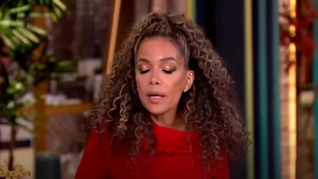 Altuzarra Lunaire Robe longue en cachemire appliqué à épaules dénudées portée par Sunny Hostin comme on le voit dans The View le 10 septembre 2024