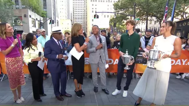 Proenza Schouler Robe longue en techniques mixtes en écru portée par Aryna Sabalenka comme on le voit dans Today le 9 septembre 2024