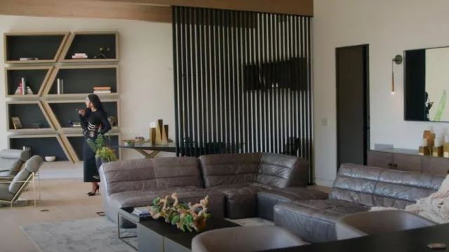 Christian Louboutin Iriza 100 Zapatos de tacón de ante con punta punta usados por Breana Tiesi como se ve en Selling Sunset (S08E07)