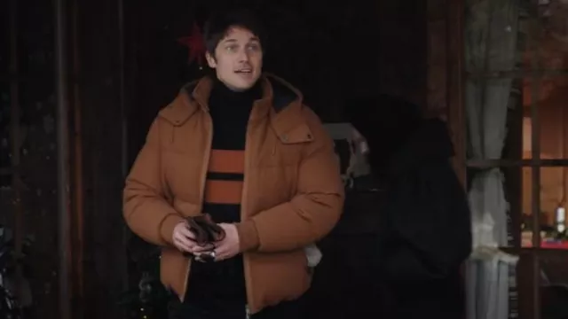 Ermenegildo Zegna Pull en cachemire côtelé rayé porté par Gabriel (Lucas Bravo) comme on le voit dans Emily in Paris (S04E06)